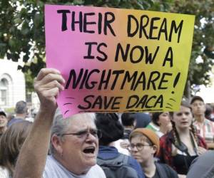 Judy Weatherly participa en una protesta a favor de mantener el programa DACA que protege de la deportación a miles de jóvenes migrantes, el 15 de septiembre de 2017 en San Francisco.