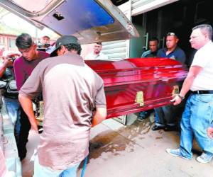 Momento en que los familiares retiran el cadáver de Enmanuel de Jesús Medrano.