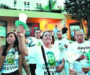 Familiares, amigos y particulares participaron en la vigilia en apoyo a Kevin Solórzano, acusado de matar al exfiscal Edwin Eguigure.