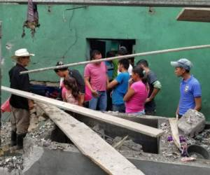 Así quedó la vivienda donde funcionaba una cohetería luego de la explosión donde murieron tres mujeres. (Foto: RedInformativaH/ El Heraldo Honduras)