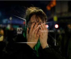 Una activista proabortista se sostiene de la cara después de que los legisladores votaron en contra de un proyecto de ley que legalizaría el aborto electivo en las primeras 14 semanas de embarazo, fuera del Congreso en Buenos Aires, Argentina, la madrugada del jueves 9 de agosto de 2018.