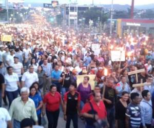 Marcha de las antorchas en el bulevar Centroamérica de Tegucigalpa. (Foto: Johny Magallanes)
