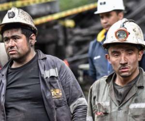 Miners wait during search operations after an explosion at the El Cerezo illegal coal mine killed at least eight people, in the rural area of Cucunuba, Cundinamarca Department, in central Colombia, on June 24, 2017.An explosion at a central Colombian coal mine killed at least eight people on Friday, as rescuers scrambled to find another five who are still missing, authorities said, updating earlier figures. / AFP PHOTO / Luis ACOSTA