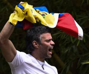 Leopoldo López, luciendo una camiseta blanca y sonriente, ondeando una bandera venezolana y levantando las manos en señal de victoria, subido en el pórtico del jardín de su casa, en medio de la ovación de decenas de simpatizantes que lo esperaban afuera, constató un equipo de la AFP. '¡Sí se puede!', se le escucho decir. Foto: AFP