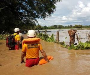 Los bomberos cruzaron el río para rescatar a seis campesinos.