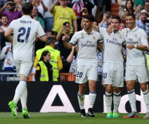 Cristiano Ronaldo celebra el gol del colombiano James Rodriguez junto a Marco Asensio en el duelo ante el Sevilla (AFP PHOTO / CESAR MANSO)