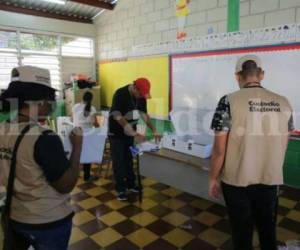 Las personas llegaron a ejercer el sufragio al centro de votación donde estaban asignados.