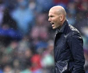 El entrenador francés del Real Madrid, Zinedine Zidane, reacciona durante el partido de fútbol de la liga española entre el Real Madrid y el Villarreal en el estadio Santiago Bernabeu de Madrid. Foto: Agencia AFP/GABRIEL BOUYS.