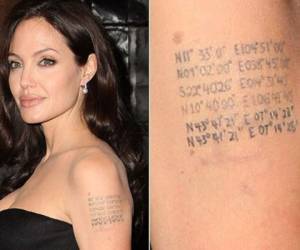 En el brazo se tatuó un dragón y el nombre de su ex marido Billy Bob Thornton, primero lo borró con láser y después lo cubrió con las coordenadas geográficas del lugar de nacimiento de todos sus hijos y de su actual compañero, Brad Pitt: