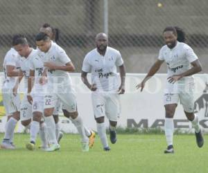 Los jugadores del Honduras Progreso celebran la anotación de Roy Smith ante Real Sociedad (Foto: Samuel Zelaya/OPSA)