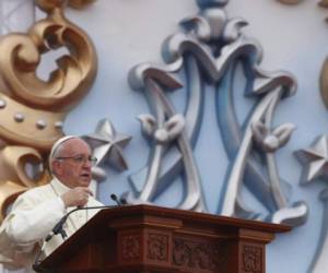 En una oración mariana el sábado en Trujillo, Francisco calificó a las mujeres, madres y abuelas como la fuerza y guía de las familias, pero dijo también que las mujeres son víctimas de violencia 'que quedan silenciadas detrás de tantas paredes'. Foto: AP/El Heraldo Honduras.