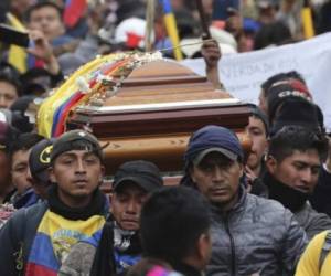 En Ecuador los procedimientos para enterrar o incinerar a fallecidos por la pandemia complican la situación. Foto AP.