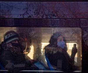 Los pasajeros de los autobuses usan máscaras el primer día del levantamiento parcial de las restricciones de cuarentena destinadas a frenar el nuevo coronavirus en el centro de Santiago, Chile. Foto AP.
