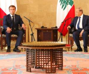 El presidente francés, Emmanuel Macron, a la izquierda, y el presidente libanés, Michel Aoun, se reúnen en el aeropuerto de Beirut, Líbano. Foto AP.