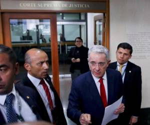 El senador y ex presidente Álvaro Uribe llega a la Corte Suprema para ser interrogado en una investigación por cargos de manipulación de testigos en Bogotá, Colombia. Foto AP.
