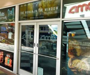 Entrada al complejo de 16 salas de cine de la cadena AMC en Burbank, California, EEUU. AMC, cerrada debido a la pandemia. Foto AP.