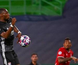 Karl Toko Ekambi de Lyon controla el balón durante el partido de fútbol semifinal de la Liga de Campeones entre Lyon y Bayern en el estadio José Alvalade en Lisboa, Portugal. Foto AP.