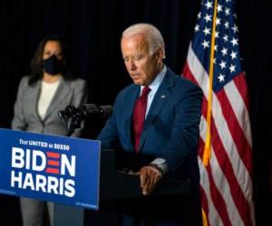 El exvicepresidente Joe Biden, candidato presidencial demócrata, junto con su compañera de fórmula, la senadora Kamala Harris, demócrata por California, habla en el Hotel DuPont en Wilmington, Delaware. Foto AP.