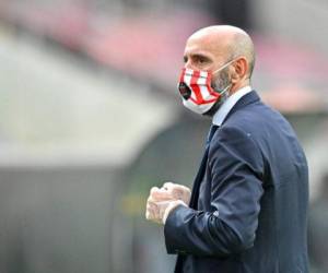 El director deportivo del Sevilla, Monchi, usa guantes protectores y una máscara antes del inicio de un partido de semifinal de la Europa League entre el Sevilla y el Manchester United, en Colonia, Alemania. Foto AFP.