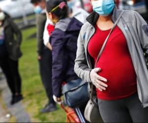 El principal mensaje para las mujeres embarazadas sigue siendo que eviten la infección mediante el lavado de manos. Foto AFP.