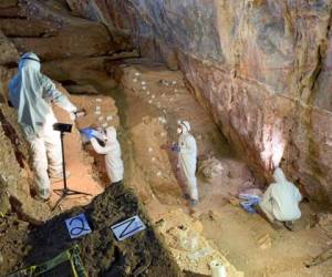 Varios investigadores toman muestras de diferentes capas culturales en una cueva en Zacatecas, México. Foto AP.