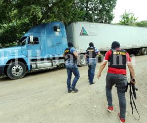 Personal de la Agencia Técnica de Investigaciones (Atic) inspeccional el camión que sería propiedad del oficial Jorge Alberto Barralaga. (Fotos: Jimmy Argueta).