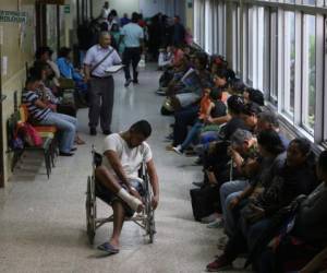 Personas de la tercera edad, embarazadas y pacientes con discapacidades quedaron esperando ser atendidos. (Foto: El Heraldo Honduras/ Noticias Honduras hoy)