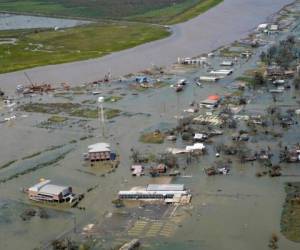 Diversos inmuebles se inundaron por el paso del huracán Laura en Cameron, Luisiana. Foto AP.