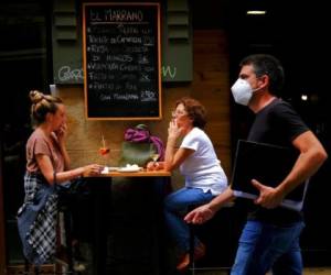 Personas en una calle de Pamplona, España. Foto AP.