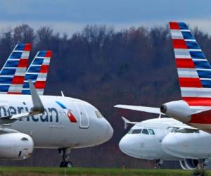 En esta foto del 31 de marzo del 2020, aviones de American Airlines están estacionados en el Aeropuerto Internacional de Pittsburgh. Foto AP.