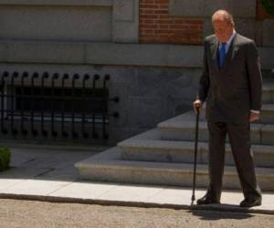 El emérito rey Juan Carlos, mira hacia abajo mientras espera al presidente de México, Enrique Peña Nieto, en el Palacio de la Zarzuela, cerca de Madrid. Foto AP.