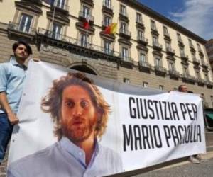 Familiares exigen justicia para Mario Paciolla. Foto AP.