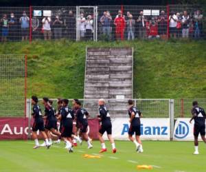 Aficionados observan un entrenamiento del Bayern Múnich. Foto AP.