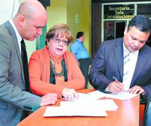 Los diputados Rafael Padilla, del Pac; Doris Gutiérrez, del Pinu; y Jari Dixon, de Libre, firman su solicitud frente a la Sala Constitucional.