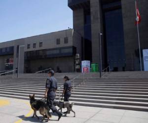 Policías patrullan con sus perros, frente al lugar donde los dignatarios visitantes asistirán a la Cumbre de las Américas en Lima, Perú. Agencia AP.