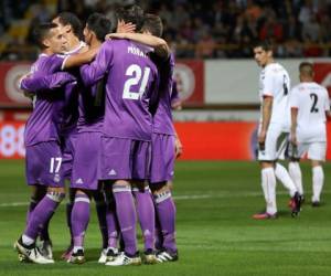 Los jugadores del Real Madrid celebran la primera anotación ante el Cultura Leonesa (Foto: Agencia AFP)