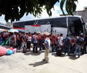 Cientos de residentes de la capital abarrotaron las terminales de buses para partir a sus lugares de origen.