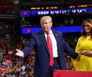 El presidente de los Estados Unidos, Donald Trump, observa cómo la primera dama Melania Trump abandona el escenario durante el lanzamiento oficial de la campaña Trump 2020 en el Amway Center en Orlando, Florida. Foto: Agencia AFP.