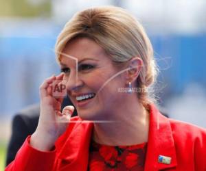La presidenta de Croacia Kolinda Grabar-Kitarovic sonríe al llegar a la cumbre de la OTAN en Bruselas, el miércoles 11 de julio de 2018.