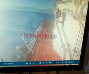 Las imágenes muestran que el hombre, que era perseguido por dos sujetos, salta la baranda del barco hacia el agua.