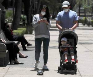 Una familia porta mascarillas para protegerse del coronavirus en la Ciudad de México, el lunes 27 de abril de 2020. (AP Foto/Marco Ugarte)