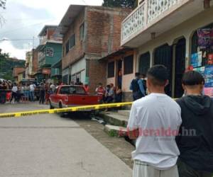 El cuerpo del joven quedó en una cuneta de la colonia Rafael Leonardo Callejas. Foto: Alex Pérez/EL HERALDO.