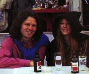 Jim Morrison: cantante, compositor y poeta estadounidense, célebre por ser el vocalista de The Doors. Murió a la edad de 27 años en París; se alega que pudo haber muerto de una sobredosis de heroína, pero como no se realizó autopsia, se discute la causa exacta de su muerte.