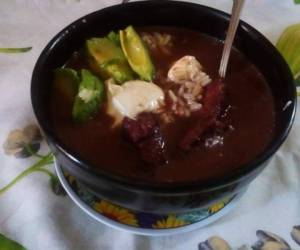 Puede acompañar esta deliciosa sopa con un poco de arroz y aguacate.