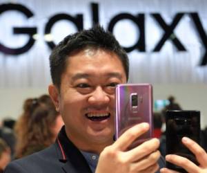 Un hombre verifica un nuevo teléfono móvil Samsung Galaxy S9 durante el evento Samsung Galaxy S9 Unpacked el 25 de febrero de 2018 en Barcelona, en vísperas de la inauguración del Mobile World Congress (MWC). El Mobile World Congress, la feria móvil más grande del mundo, se celebra en Barcelona del 26 de febrero al 1 de marzo. / AFP / LLUIS GENE