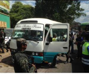 Esta es la unidad donde se conducía el conductor atacado la tarde de este lunes en el bulevar Centroamérica.