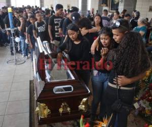 San Pedro Apóstol estuvo abarrotado. Sus exalumnos lloraron la partida de su consejero. Fotos Mario Urrutia/EL HERALDO