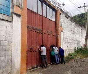 Varias personas pegadas en uno de los portones del centro para menores infractores El Carmen. Foto: Archivo/El Heraldo.