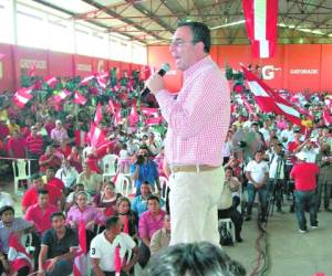 Mientras se desarrollaba la asamblea de la alianza opositora, el candidato presidencial liberal juramentaba los consejos de Valle.