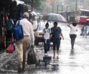 En horas de la mañana de este miércoles en la capital comenzó a caer la primera llovizna.